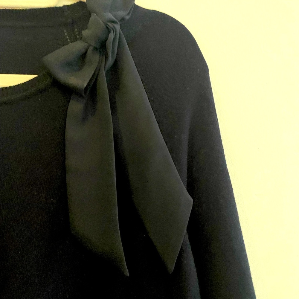 Round neck navy blue sweater